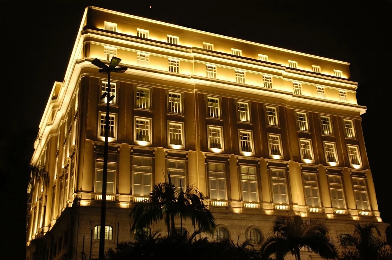 Fachada histórica do Centro Cultural Banco do Brasil (CCBB Rio) com iluminação dourada à noite